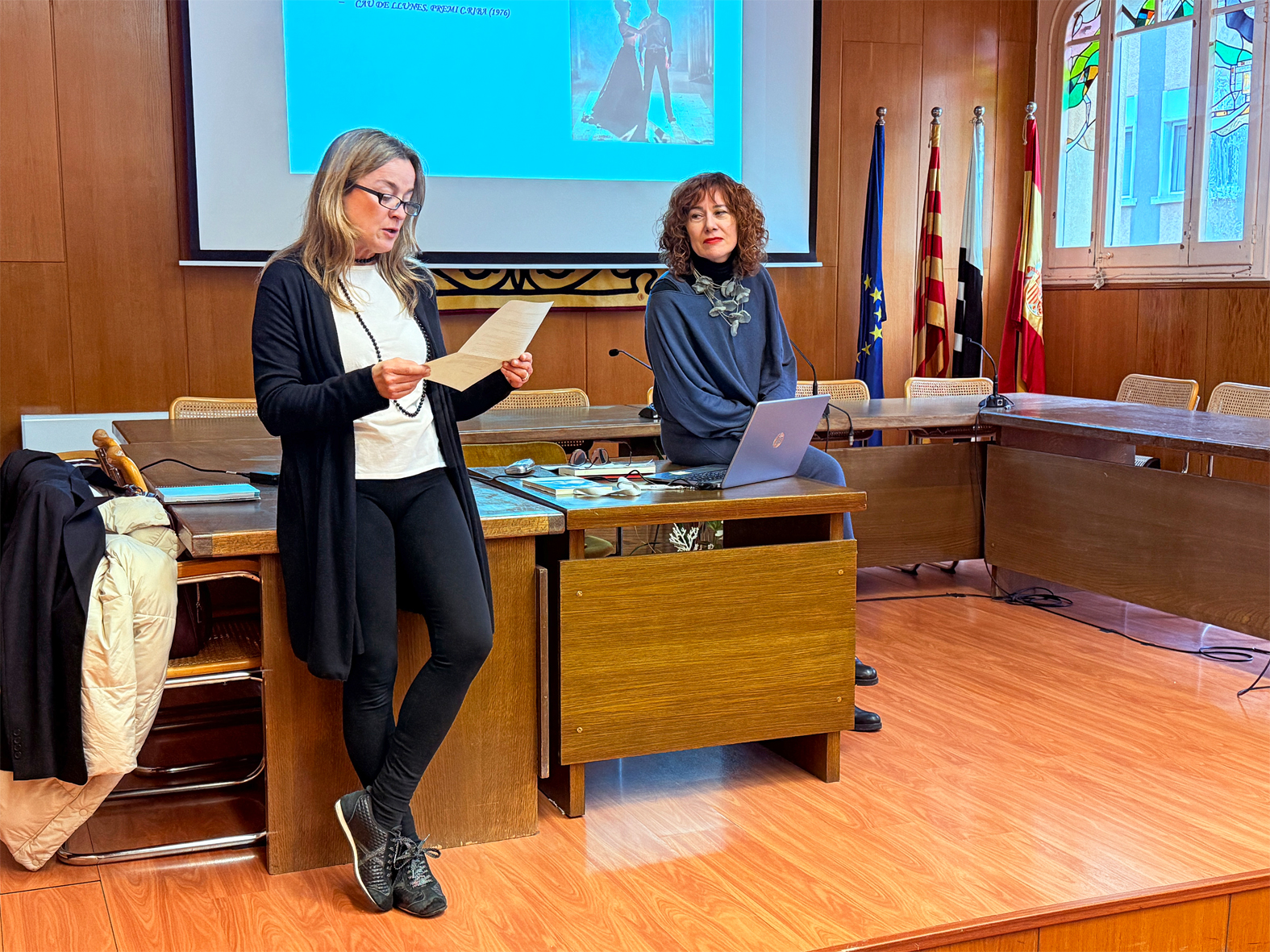 La directora de lâ€™Escola Municipal de MÃºsica, SÃ­lvia VinadÃ©, presenta la xerrada de lâ€™actriu i escriptora Ã€ngels Bassas en motiu del Dia Internacional de la Dona.