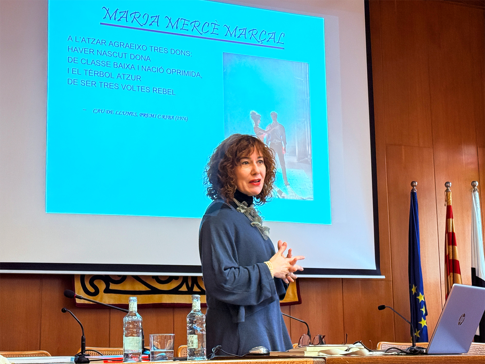 Lâ€™actriu i escriptora Ã€ngels Bassas, durant la xerrada del Dia Internacional de la Dona, al salÃ³ de sessions de la Casa de la Vila.