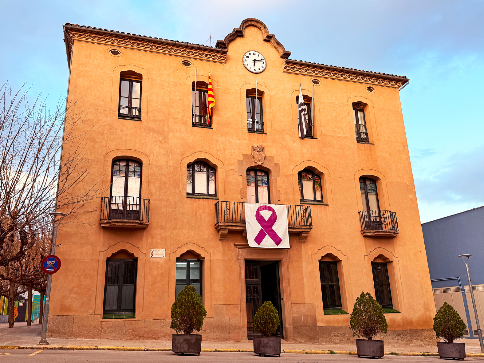 La Casa de la Vila, amb el llaÃ§ simbÃ²lic dâ€™adhesiÃ³ al Dia Internacional de la Dona.