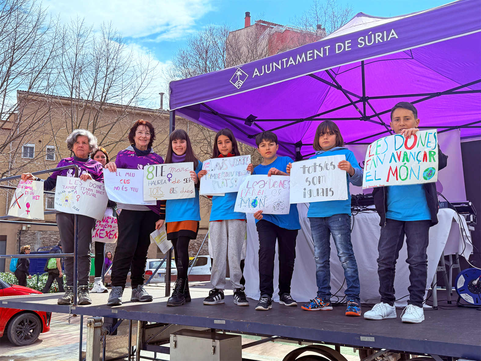 Representants del Consell Municipal dels Infants mostren els lemes elaborats en motiu del Dia Internacional de la Dona 2025, desprÃ©s de la lectura del manifest.