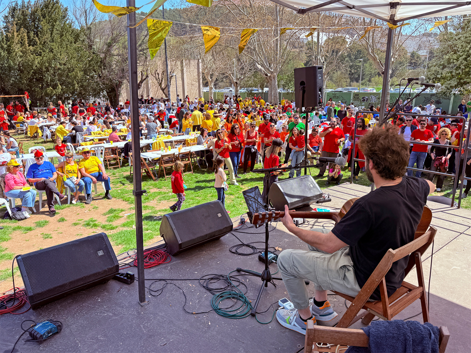 Actuació de Marc River en el Vermut Caramellaire, celebrat al Parc Municipal Macary i Viader.