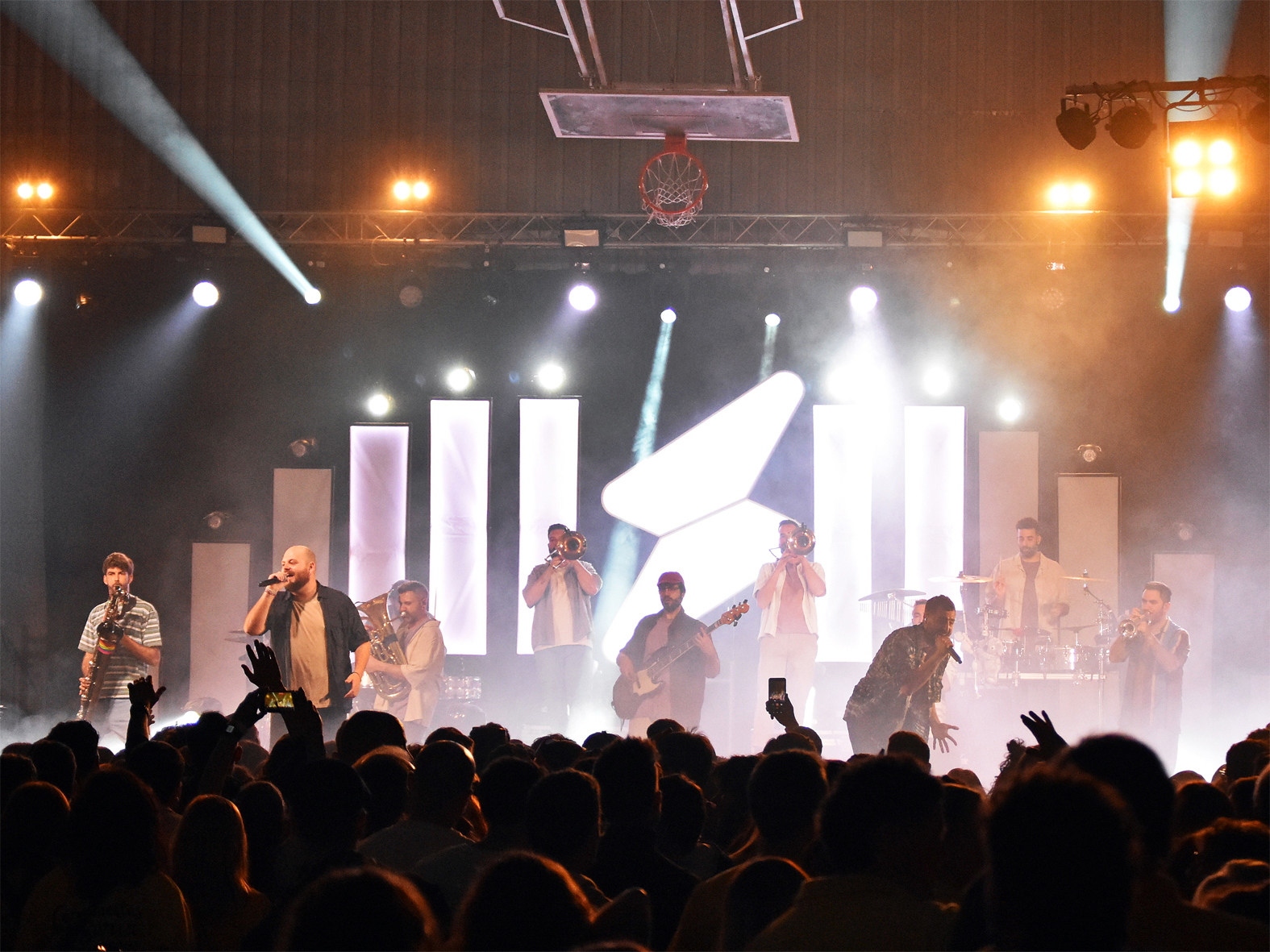 Concert del grup La Fúmiga al Pavelló Municipal d'Esports, dins del programa de les Caramelles de Súria 2025.