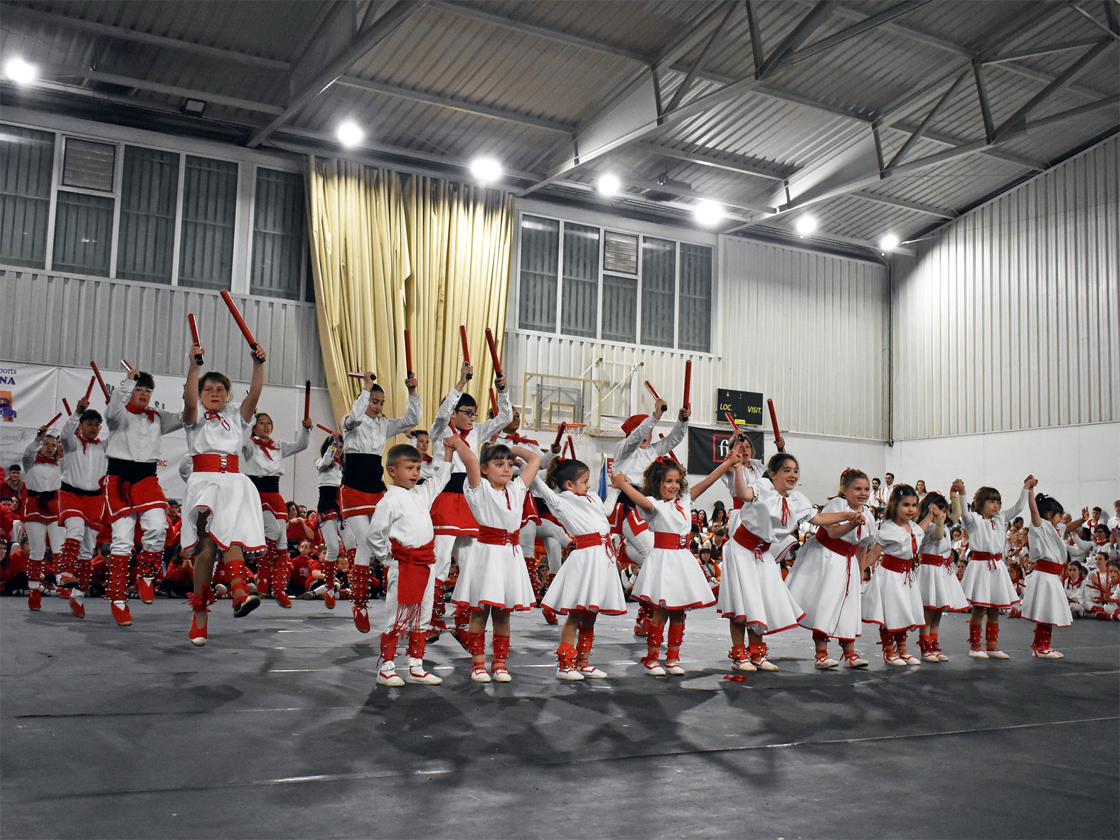 Actuació de la colla Infantil de l'Agrupació Sardanista durant la Trobada Caramellaire del Pavelló en les Caramelles de Súria 2025.