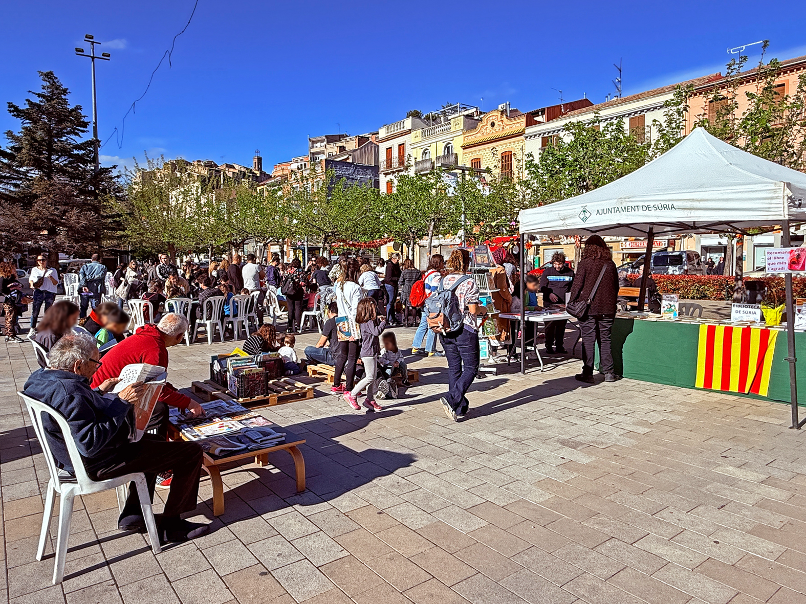 La Biblioteca al carrer, a la plaÃ§a de Sant Joan, dins de les activitats de la diada de Sant Jordi a SÃºria.