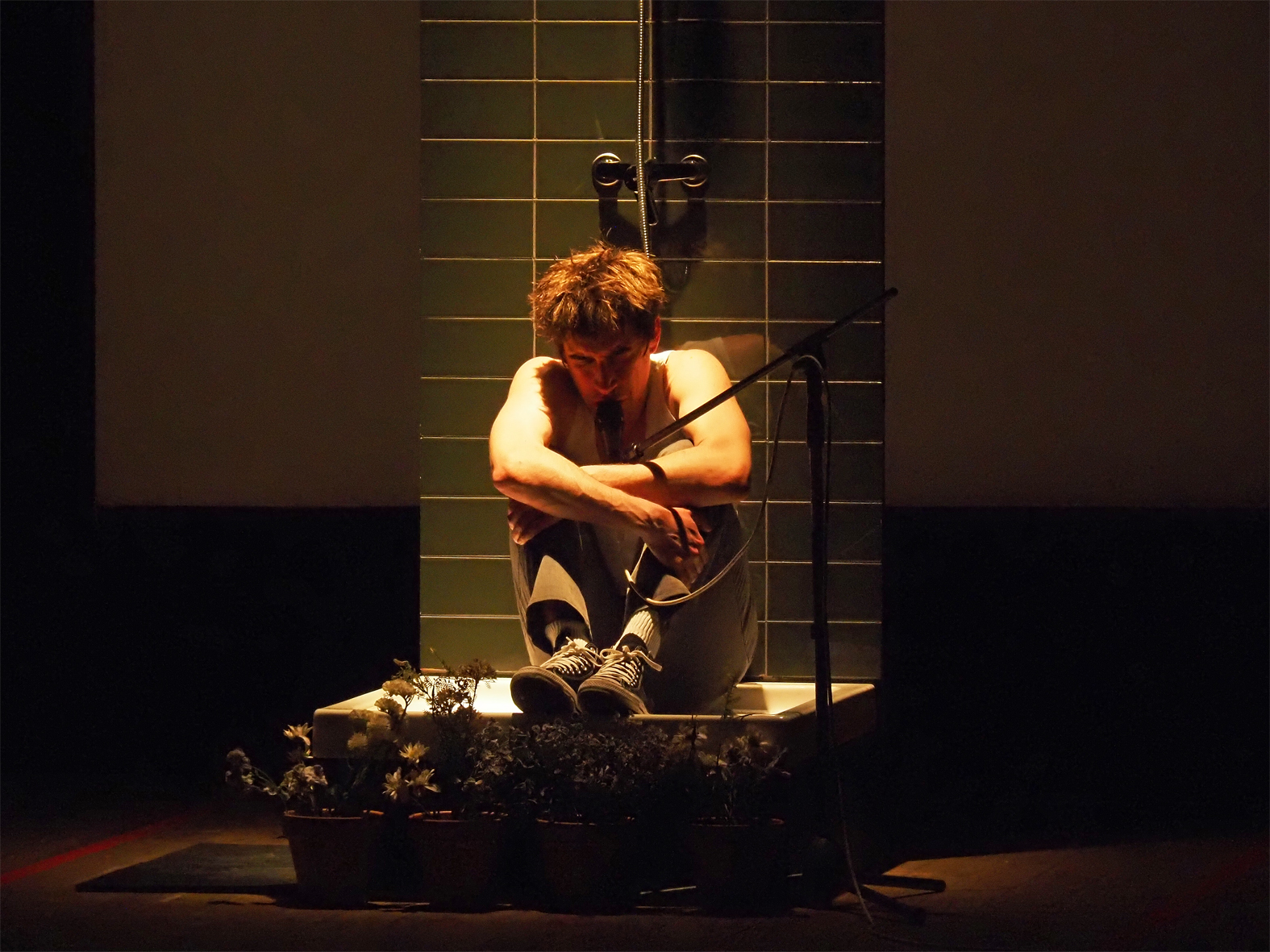 Escena de l'obra 'El gegant del pi' de Pau Vinyals, dins de la programació de la 8a edició del Festival Art en Cicle, al Teatre del Foment Cultural.
