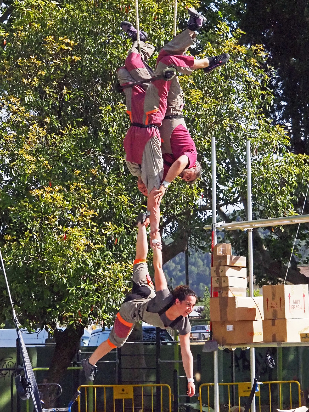 Número de circ d''Espectacle Dispers' de la Companyia Tarannà, dins de la programació de la 8a edició del Festival Art en Cicle, al Parc Municipal Macary i Viader.
