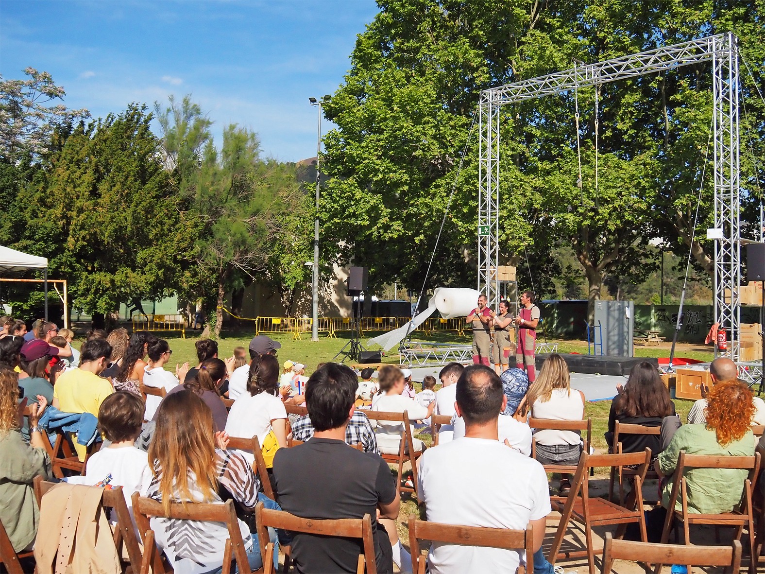La companyia Tarannà rep els aplaudiments del públic al final d''Espectacle Dispers', dins de la programació de la 8a edició del Festival Art en Cicle, al Parc Municipal Macary i Viader.