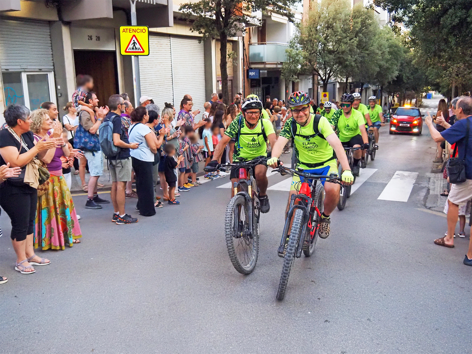 Arribada de la Flama del Canigó a la Casa de la Vila, durant la celebració de la Nit de Sant Joan a Súria.