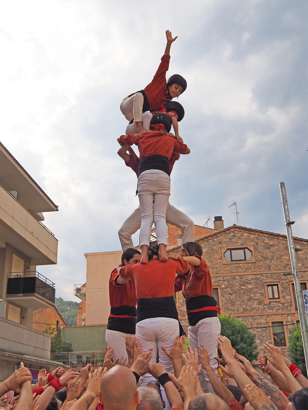 Castell de la Colla Castellera Potes Roges de Vacarisses durant la Trobada Castellera, dins del pròleg de la Festa Major de Súria 2025.