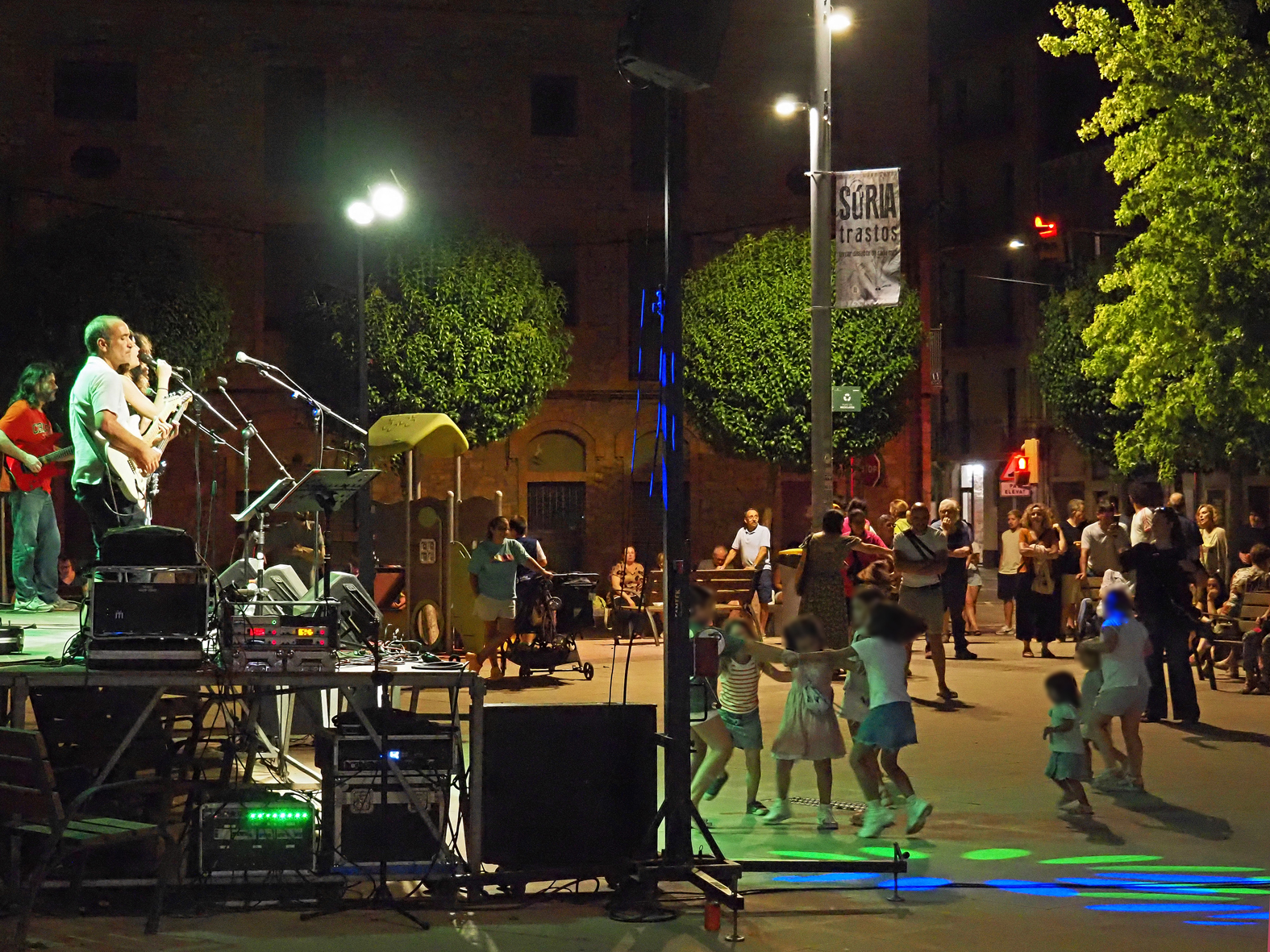 Ambient a la plaça de la Serradora durant els concerts de grups locals, dins del programa de la Festa Major de Súria 2025.