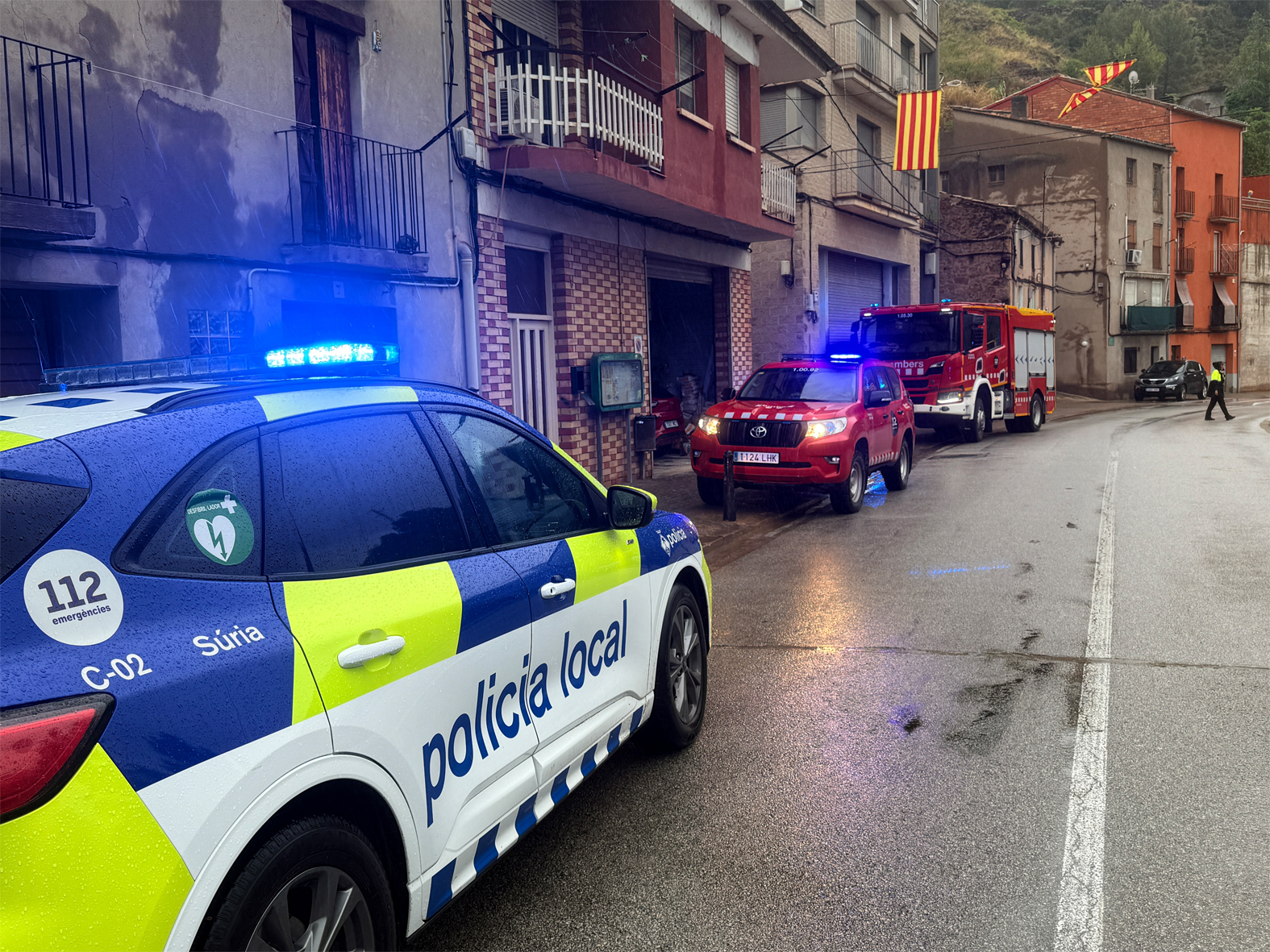 Vehicles de serveis i emergències al barri de Cal Trist.