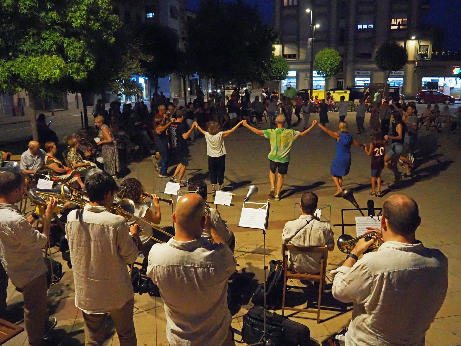 Ballada de sardanes a la plaça de la Serradora amb la Cobla Vila d'Olesa, dins de la Festa Major de Súria 2025.