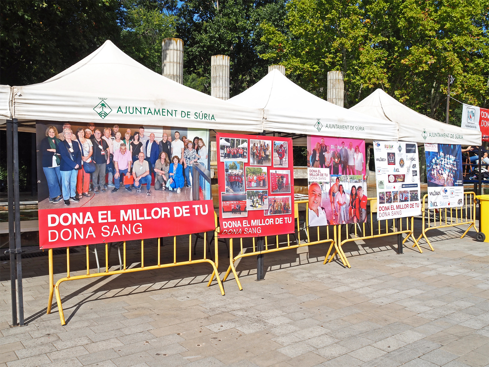 Plafons instal&middot;lats a la pla&ccedil;a de Sant Joan durant la Marat&oacute; de Donants de Sang i Plasma a S&uacute;ria.
