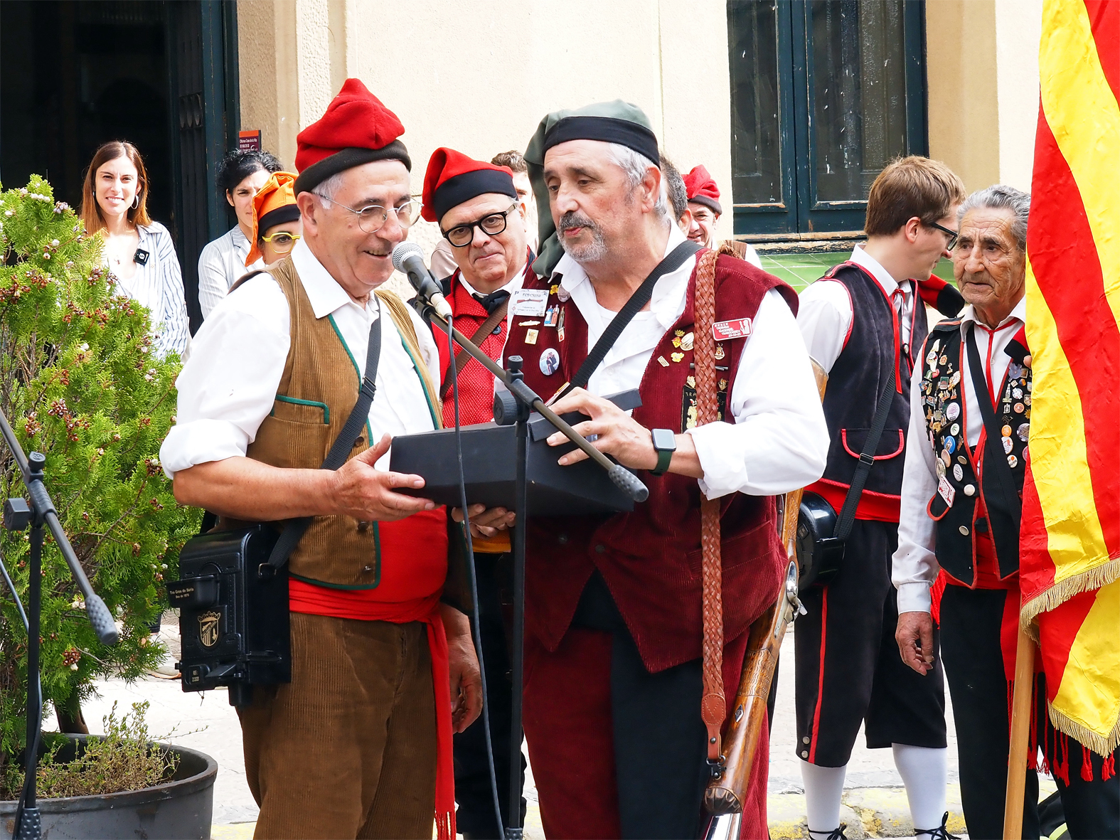 Lliurament de reconeixement al cap de colla de Trabucaires del Tro Gros, Rossend Closa, durant l'acte institucional de la 43a Trobada Nacional de Trabucaires a S&uacute;ria, al davant de la Casa de la Vila.