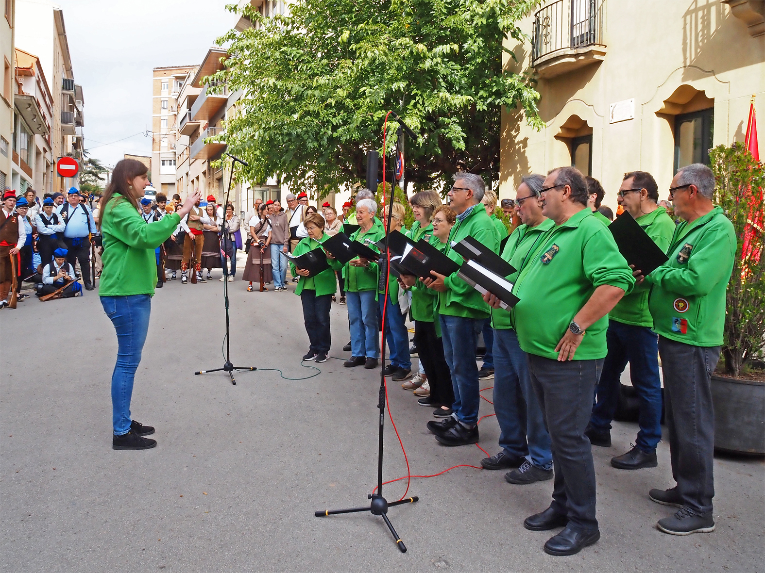 Actuaci&oacute; de la Societat Coral La Llanterna durant l'acte institucional de la 43a Trobada Nacional de Trabucaires a S&uacute;ria, al davant de la Casa de la Vila.