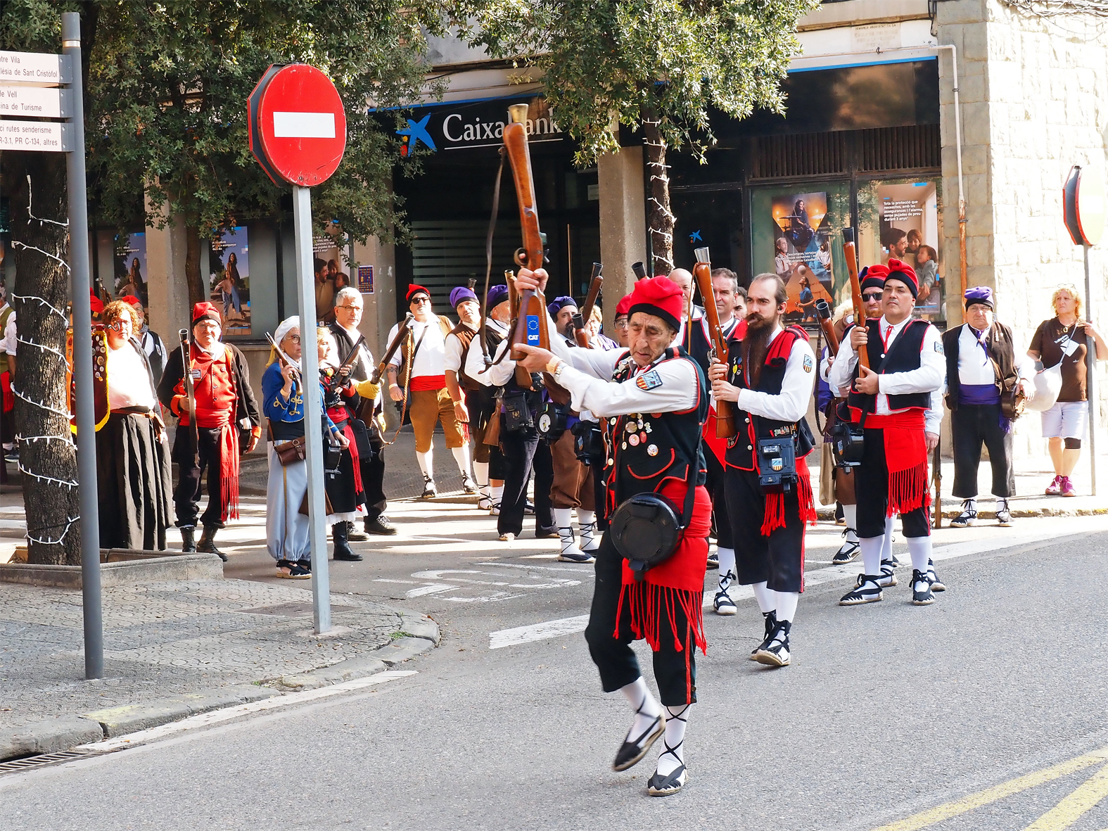 Inici de la cercavila de la 43a Trobada Nacional de Trabucaires pel centre urb&agrave; de S&uacute;ria.